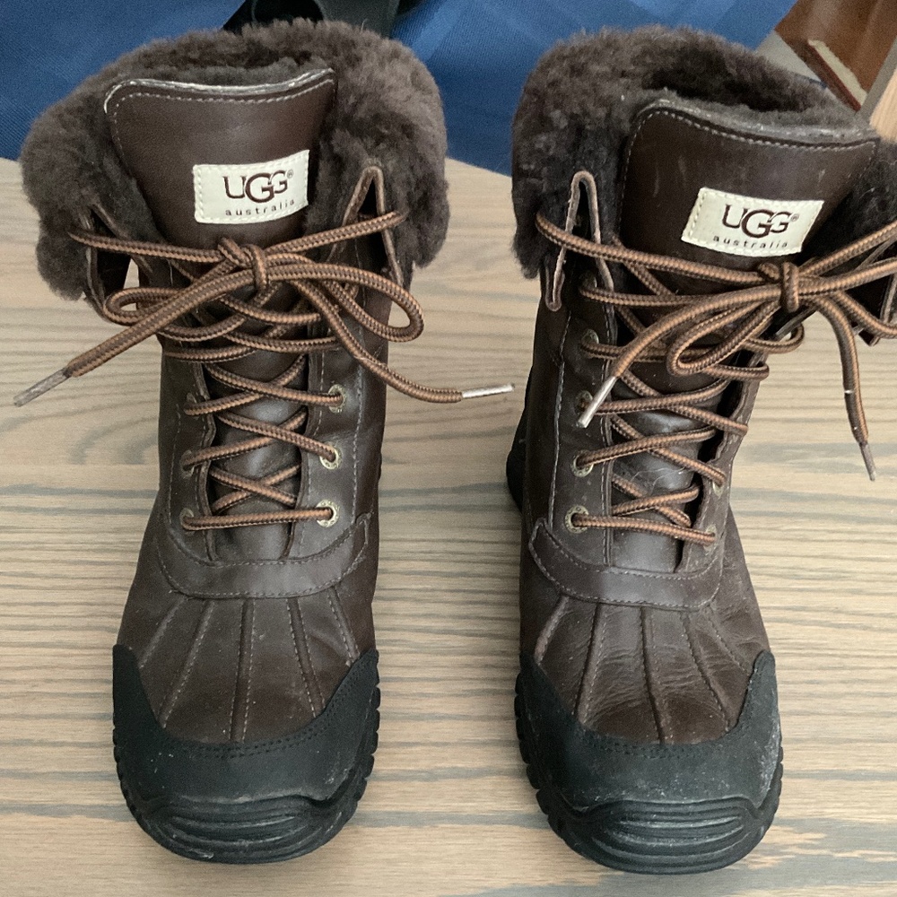 UGG ADIRONDACK, LADIES. 8.5.  Good condition.  Dark Brown. -32 C. Waterproof